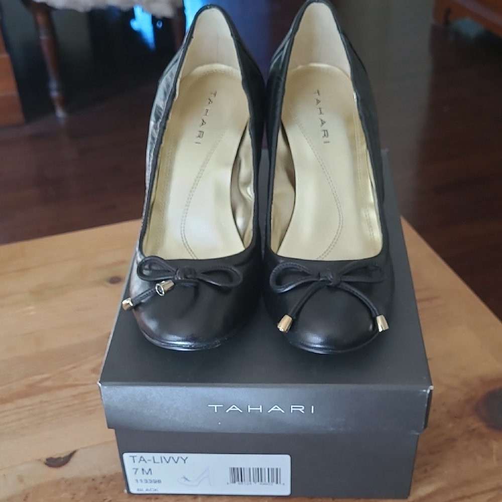 Tahari TA-Livvy Black Leather Round Toe Heels w/ Bow Accent Sz 7 Bundle Discount